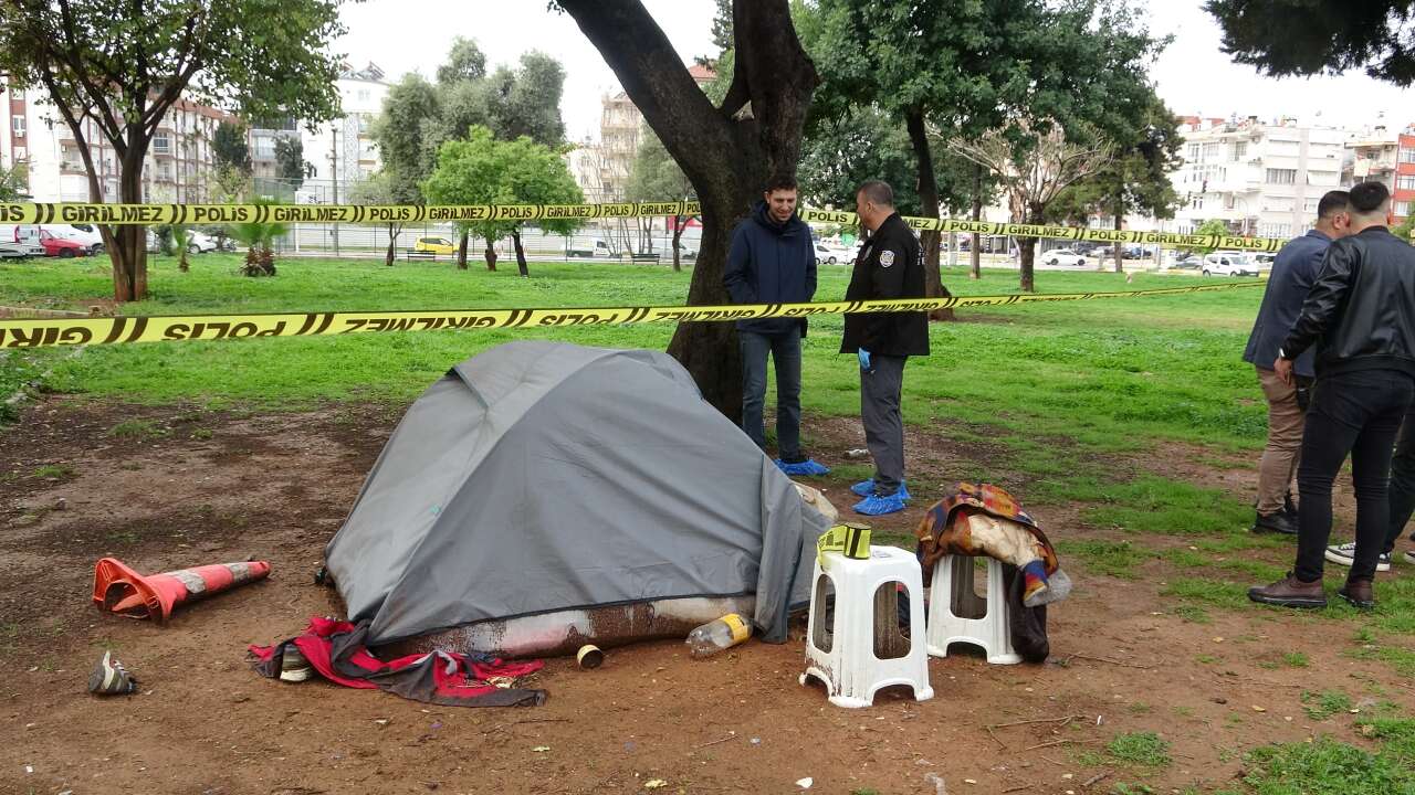 Parktaki çadırda şüpheli ölüm! Cebinden çıkan kart dikkat çekti 8